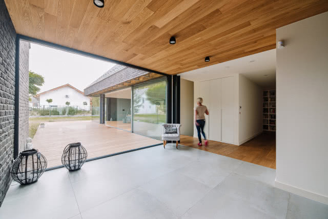 łącznik, przez okno wdać taras