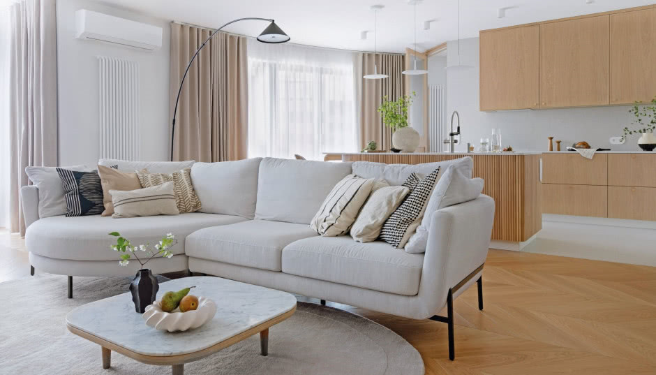 Biel, szarość i drewno. Mieszkanie w stylu japandi w Krakowie