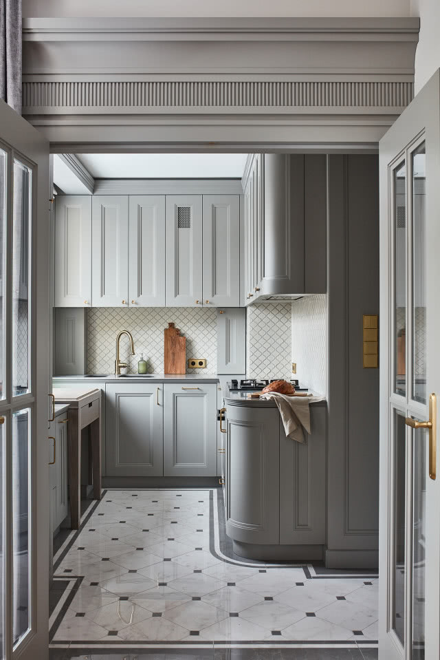 Szara kuchnia z zaokrąglonymi frontami