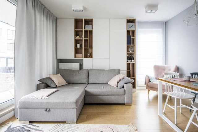 Szara kanapa w salonie