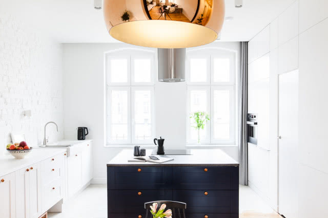 Biała kuchnia ze złotem