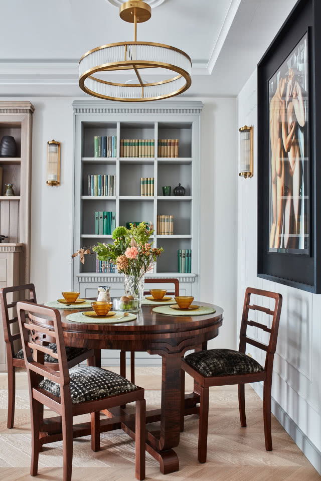 Stary, okrągły stół vintage