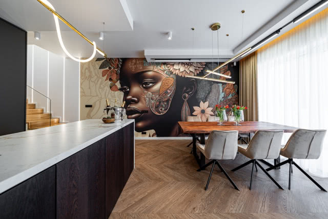 na ścianie tapeta, widok na kuchnię i jadalnię