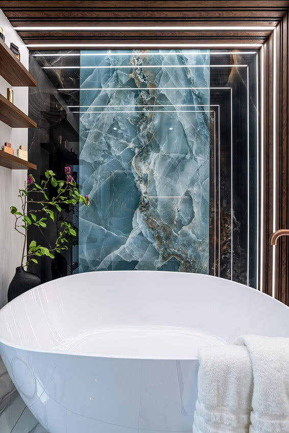 łazienka z niebieskim marmurem