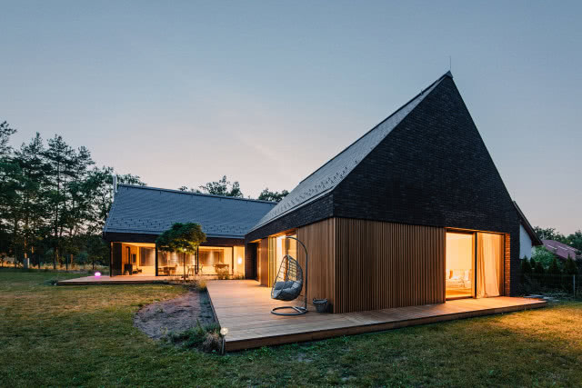 dom o zmierzchu, oświetlony, ujęcie od strony prywatnej