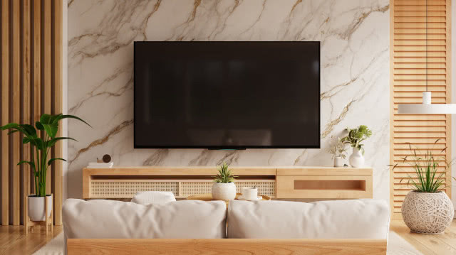 kamień na ścianie z telewizorem