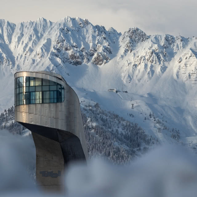skocznia na tle gór w chmurach