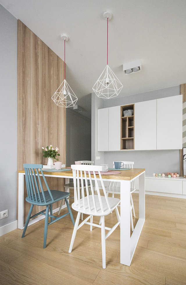 Pastelowe krzesła patyczaki