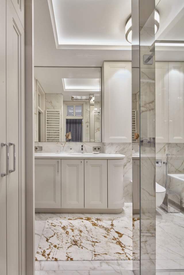 Jasna łazienka z marmurem