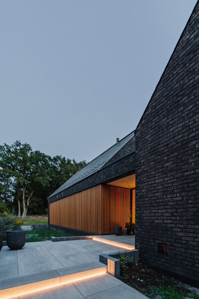 widok z boku na wejście, ceglana ściana