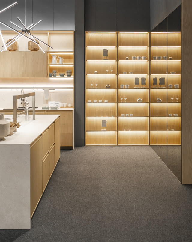 podświetlana szafa z naczyniami