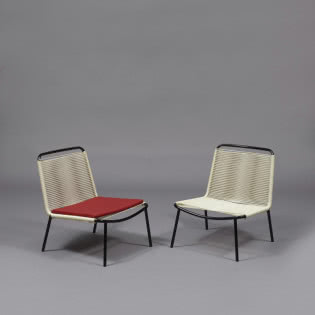 151, proj. Andre Monpoix, para krzeseł-foteli z plecionymi siedziskami na metalowej ramie, Galerie Pascal Cuisinier