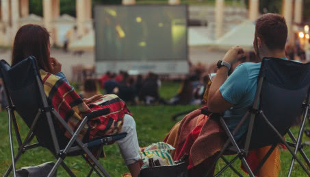 Sztuka w plenerze! Program letnich wydarzeń w Kinie Tęcza już dostępny!