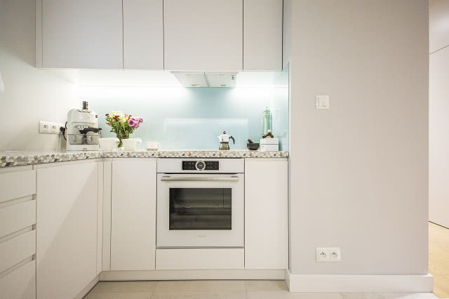 Biała minimalistyczna kuchnia z połyskiem