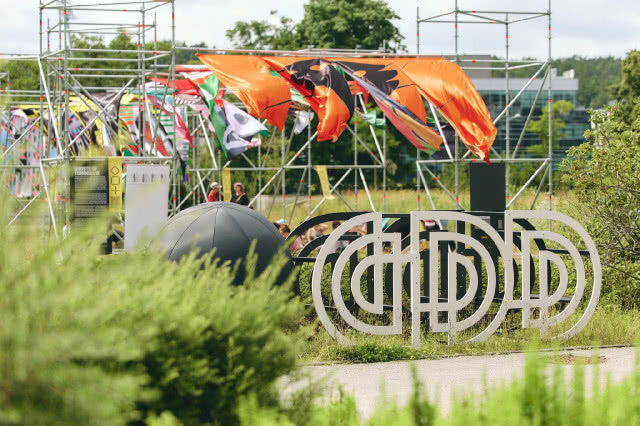 Instalacje i flagi na terenie Gdynia Design Days w Pomorskim Parku Naukowo-Technologicznym podczas plenerowej części festiwalu.