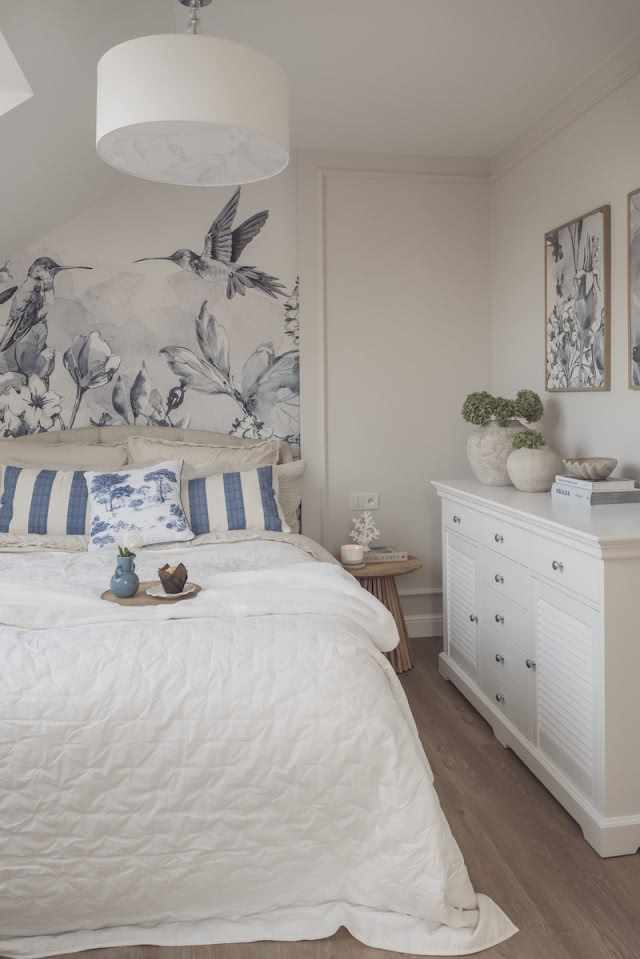 sypialnia biała w stylu nadmorskim