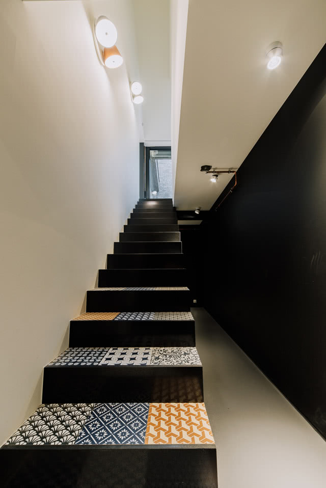 schody wyłożone płytkami, które prowadzą do piwnicy