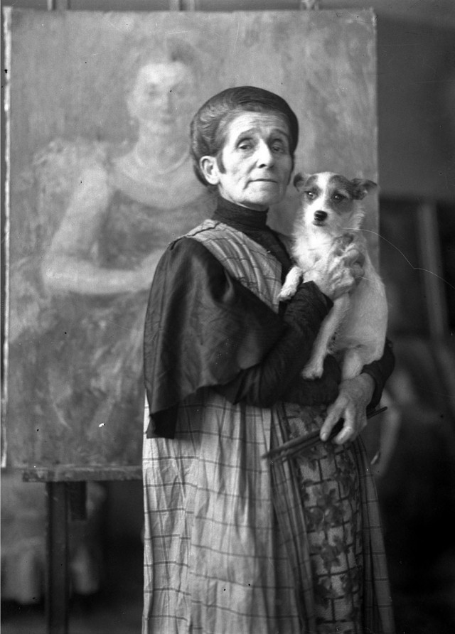 kobieta w fartuchu podczas malowania