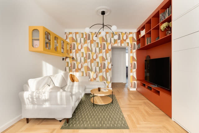 salon z geometryczną tapetą