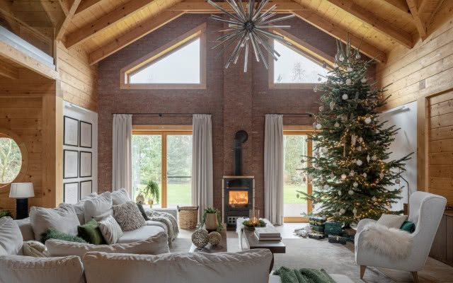 Duże okna w domu w stylu rustykalnym