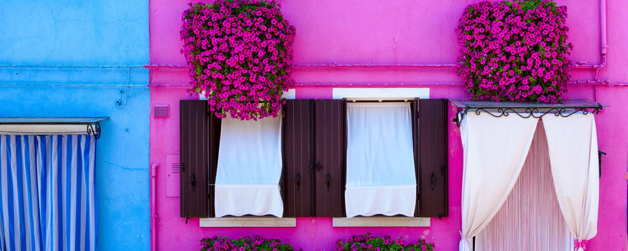 Najpiękniejsze kolorowe domy! Wybraliśmy 6 najbardziej spektakularnych