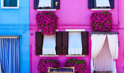 Najpiękniejsze kolorowe domy! Wybraliśmy 6 najbardziej spektakularnych