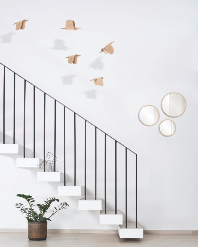 wiszące figurki ptaków nad schodami