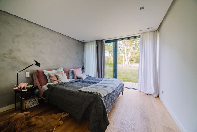 sypialnia z betonową ścianą