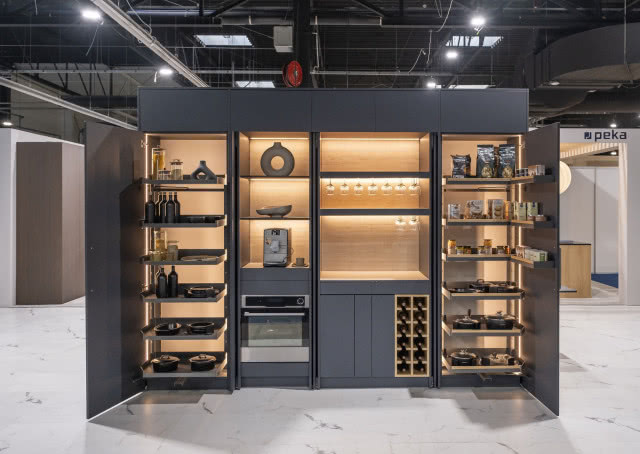 otwarty barek z drzwiami