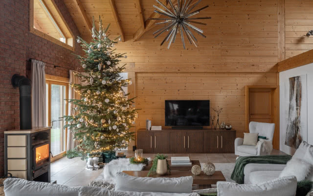 Drewniane ściany w salonie