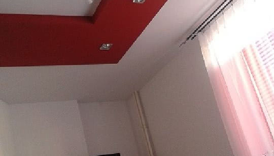 Aranżacja salonu z ukośną ścianą