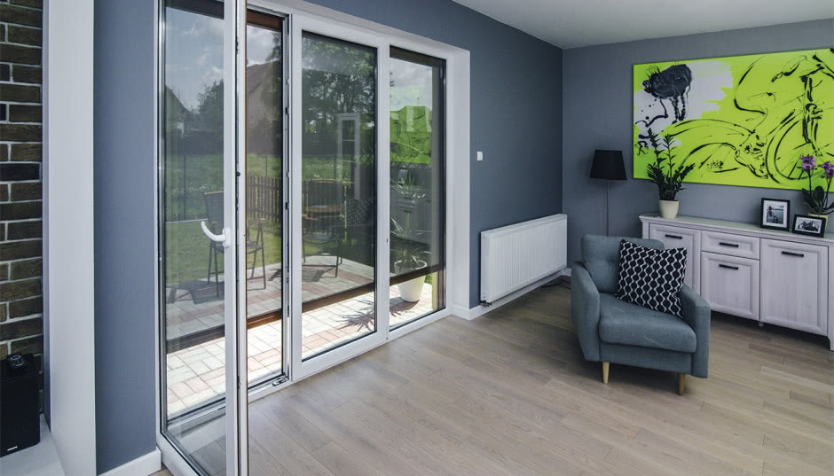 Nadeszło lato! Marka Fakro przedstawia markizy do okien pionowych