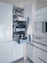 Szuflady w wysokiej zabudowie ułatwiają dostęp do wnętrza szafki kuchennej.
