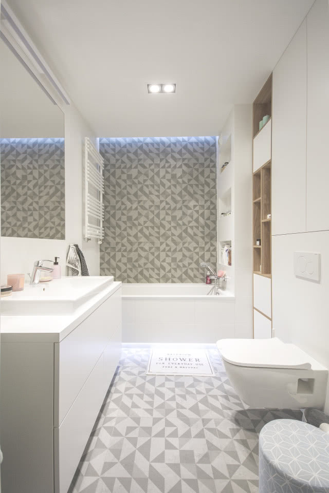 Biało szara łazienka