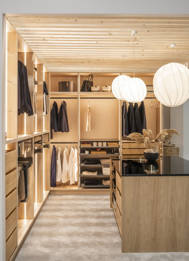 otwarta garderoba z wyspą