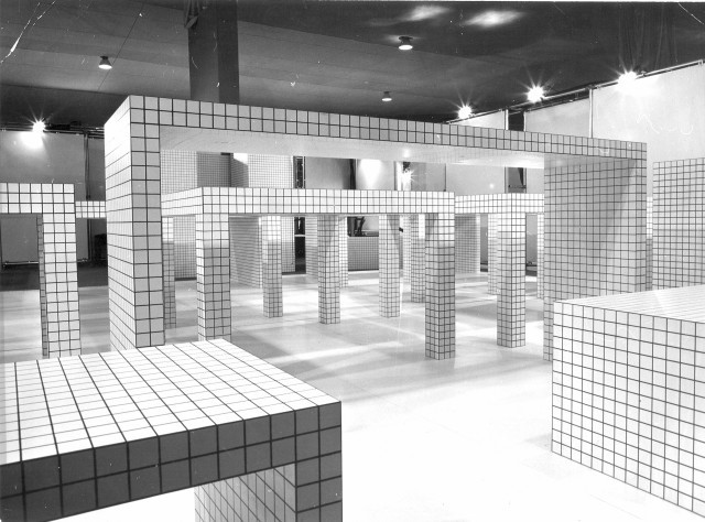 Wprowadzona na rynek w 1972 roku przez markę Zanotta, a zaprojektowana przez Superstudio linia Quaderna