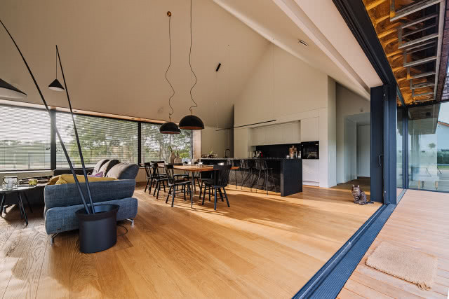 salon widziany z tarasu, kuchnia i stół