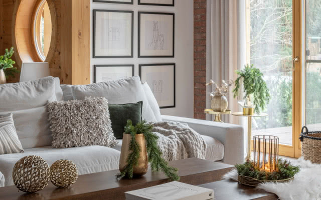 Rustykalny salon w jasnych barwach