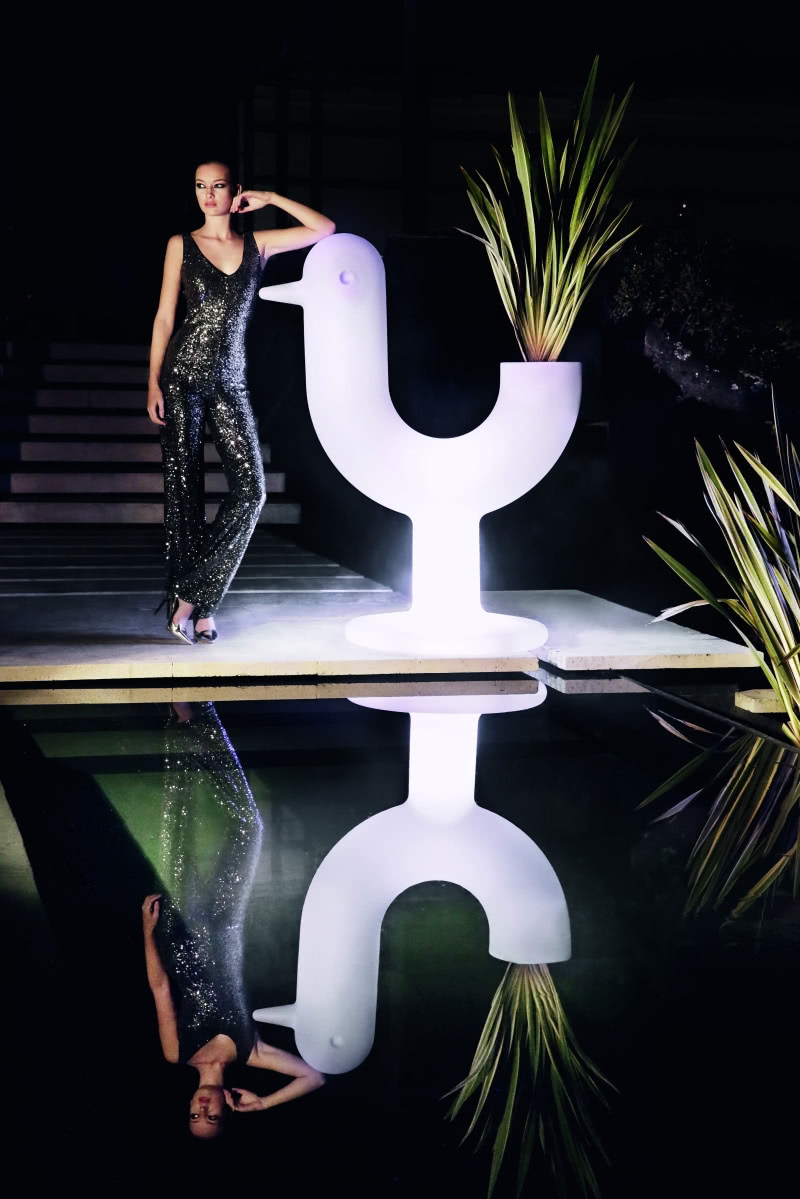 Eero Aarnio w swoim najsłynniejszym dziele
–...