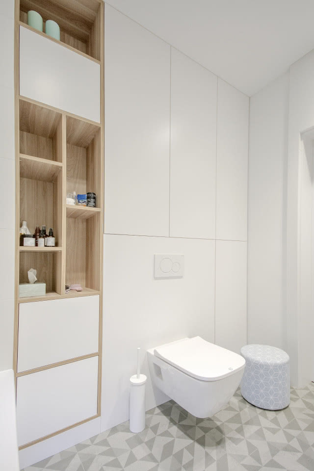 Biała łazienka z drewnem