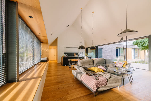 widok na długi parapet z kuchnią w tle