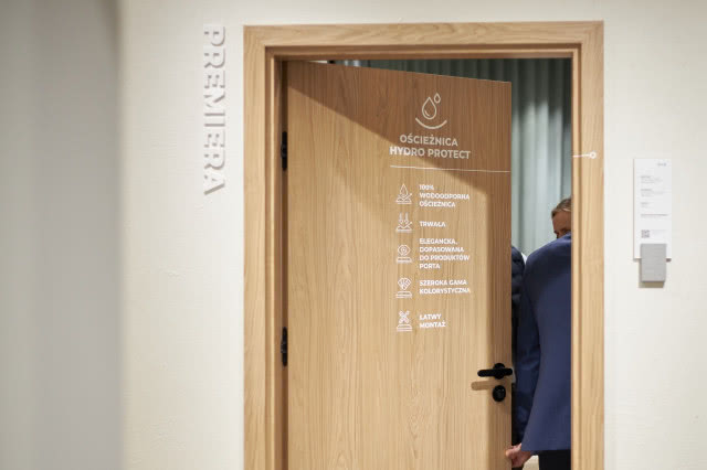 drzwi z napisem premiera