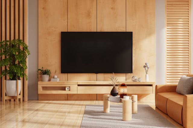 drewno na ścianie z telewizorem