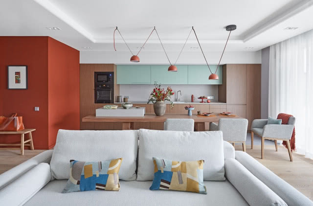 widok na kuchnię od strony salonu