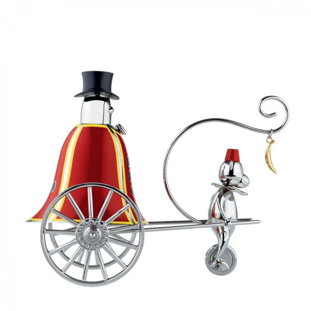 dzwonek w kształcie woźnicy i małpki - ujęcie z boku