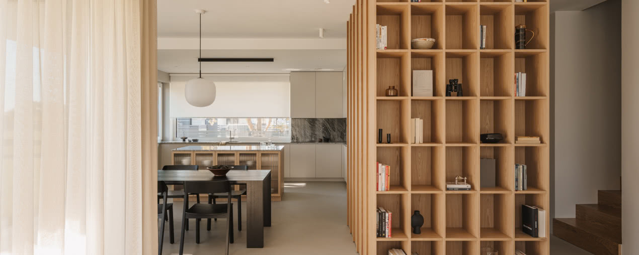 Ryflowane szkło, dąb i lastryko w nowoczesnym domu pod Warszawą