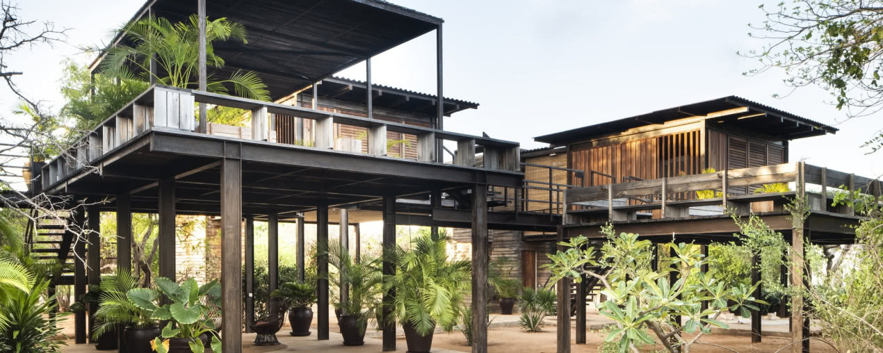 Afrykański dom na palach z recyklingu. W środku...meble od światowych projektantów!