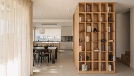 Ryflowane szkło, dąb i lastryko w nowoczesnym domu pod Warszawą