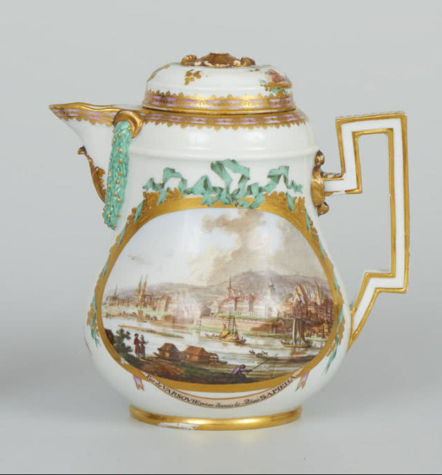 Dzbanek do kawy z serwisu déjeuner Stanisława Augusta z widokami Warszawy według Bellotta, Królewska Manufaktura Porcelany w Miśni, 1780-1790, Zamek Królewski w Warszawie