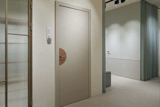 pozamykane drzwi w wąskim przedpokoju